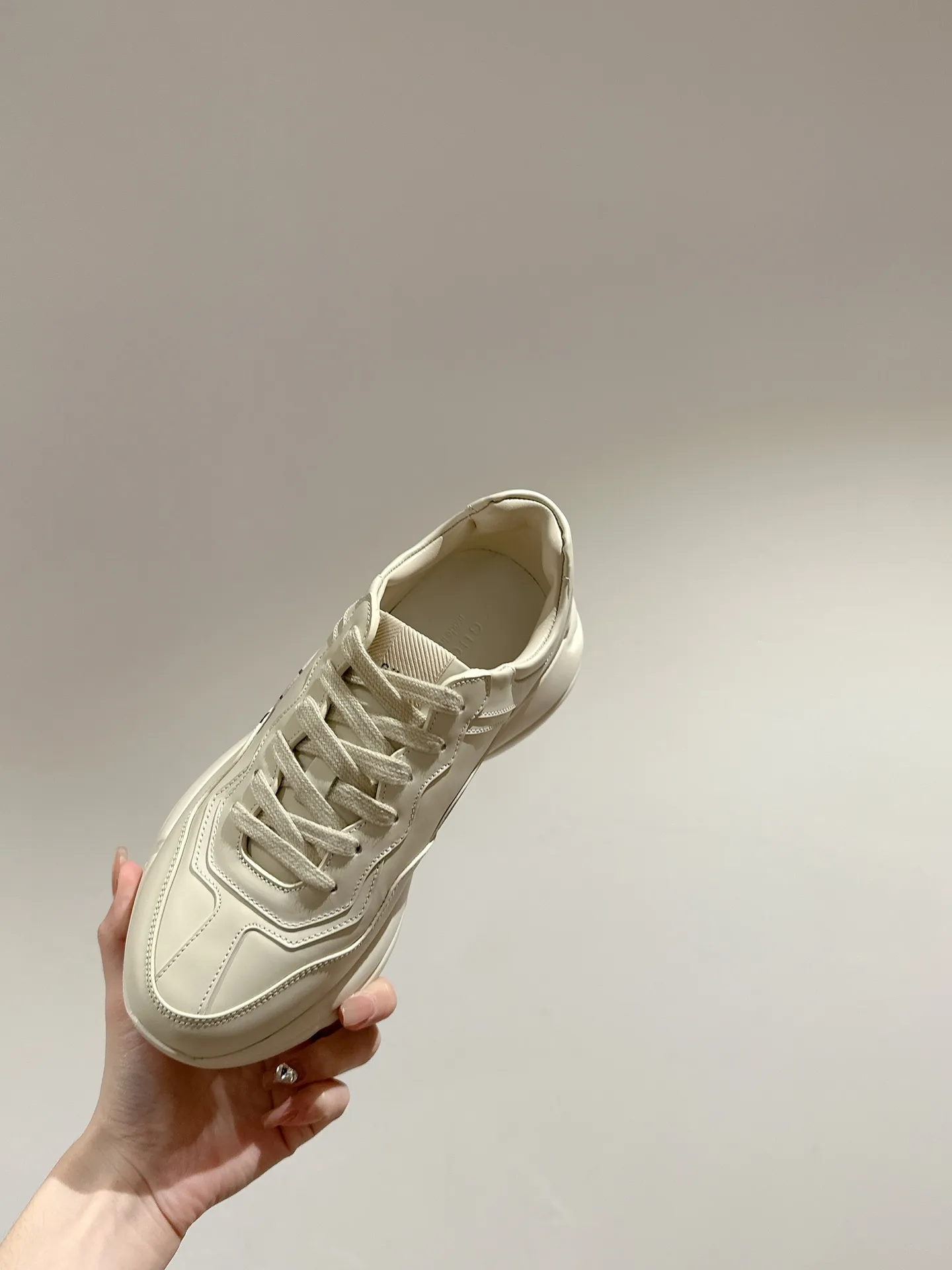 👟👟Ex-factory price 700👟👟 Men's size +10 🇮🇹Italy🇮🇹Gucci GUCCI🇮🇹Dad shoes (purchase level) (original replica) 👑 The original version purchased by Taikoo Hui has been continuously improved and upgraded in details, from the packaging of the shoes - anti-counterfeiting markings - shoe box accessories - fabric optimization - outsole technology - stitching and routing - oil edge technology. We do our best ◼️ Outsole: original plate molding ◼️ Upper: original grade A imported cowhide 🐮 ◼️ lining: original grade A mixed sheepskin 🐑 ◼️ Feet: original grade A mixed sheepskin 🐑 ◼️ Medium and low belt LOGO + original injection molding foot technology + original lasting technology ◼️ Original full set of customized packaging (anti-counterfeiting chip + a cloth bag + GUCCI card envelope + electronic invoice with credit card slip + shoelaces) ◼️ All details of the higher version are consistent with the original version (note the comparison) ◼️ Code number: 35-40 for women and 39-44 for men